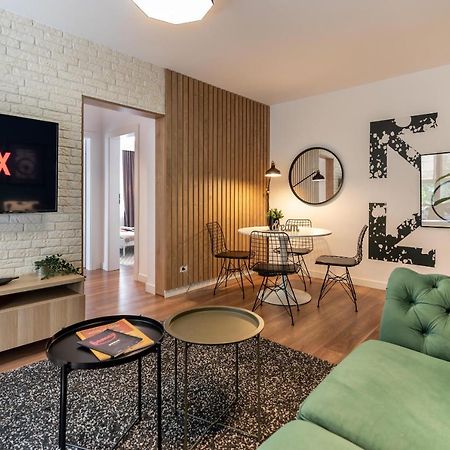 Downtown Retreat: Spacious 2-Br By Unirii Square Bukarest Eksteriør billede