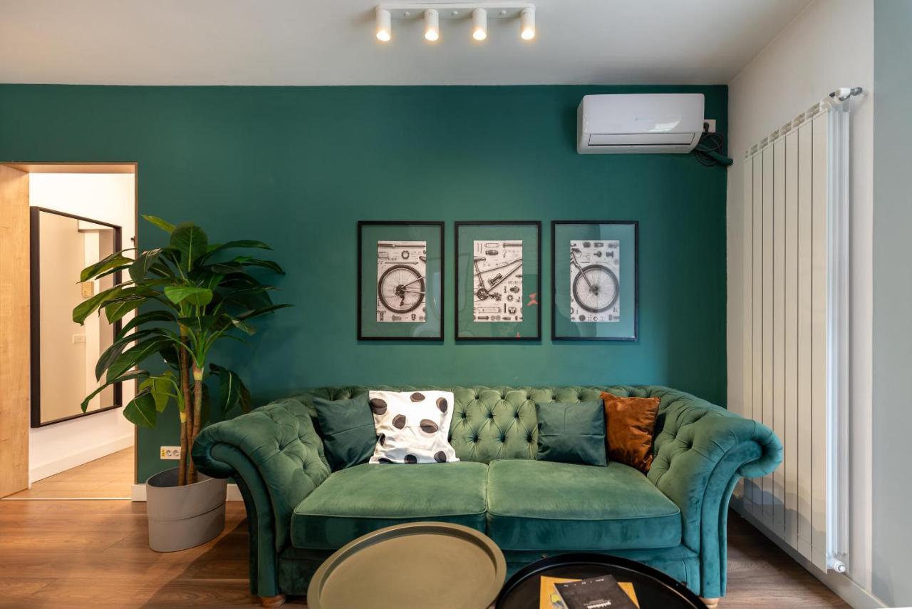 Downtown Retreat: Spacious 2-Br By Unirii Square Bukarest Eksteriør billede