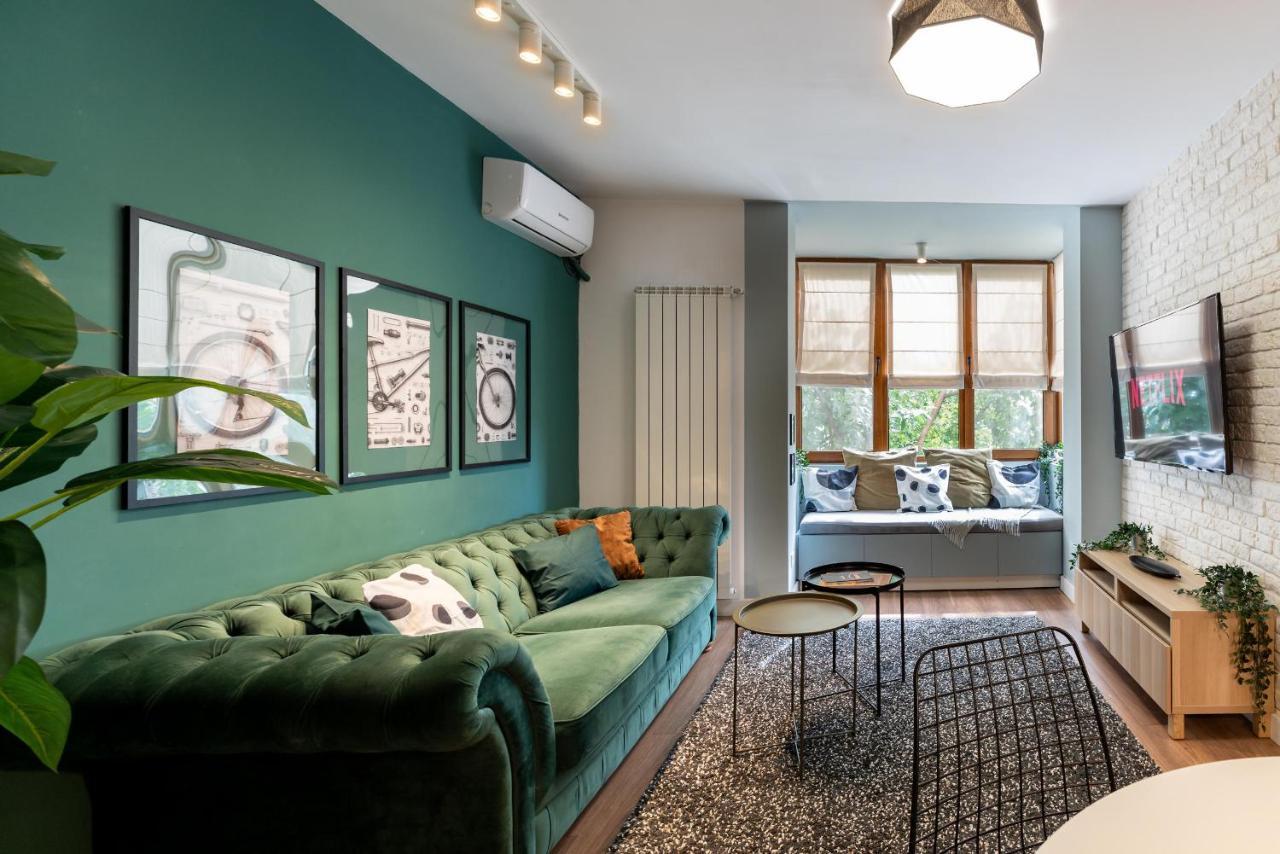 Downtown Retreat: Spacious 2-Br By Unirii Square Bukarest Eksteriør billede