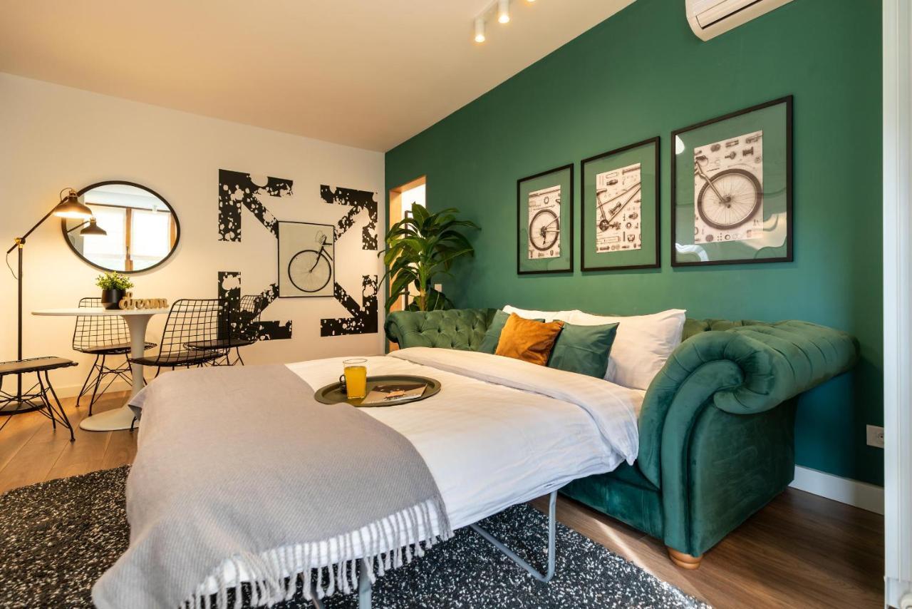 Downtown Retreat: Spacious 2-Br By Unirii Square Bukarest Eksteriør billede