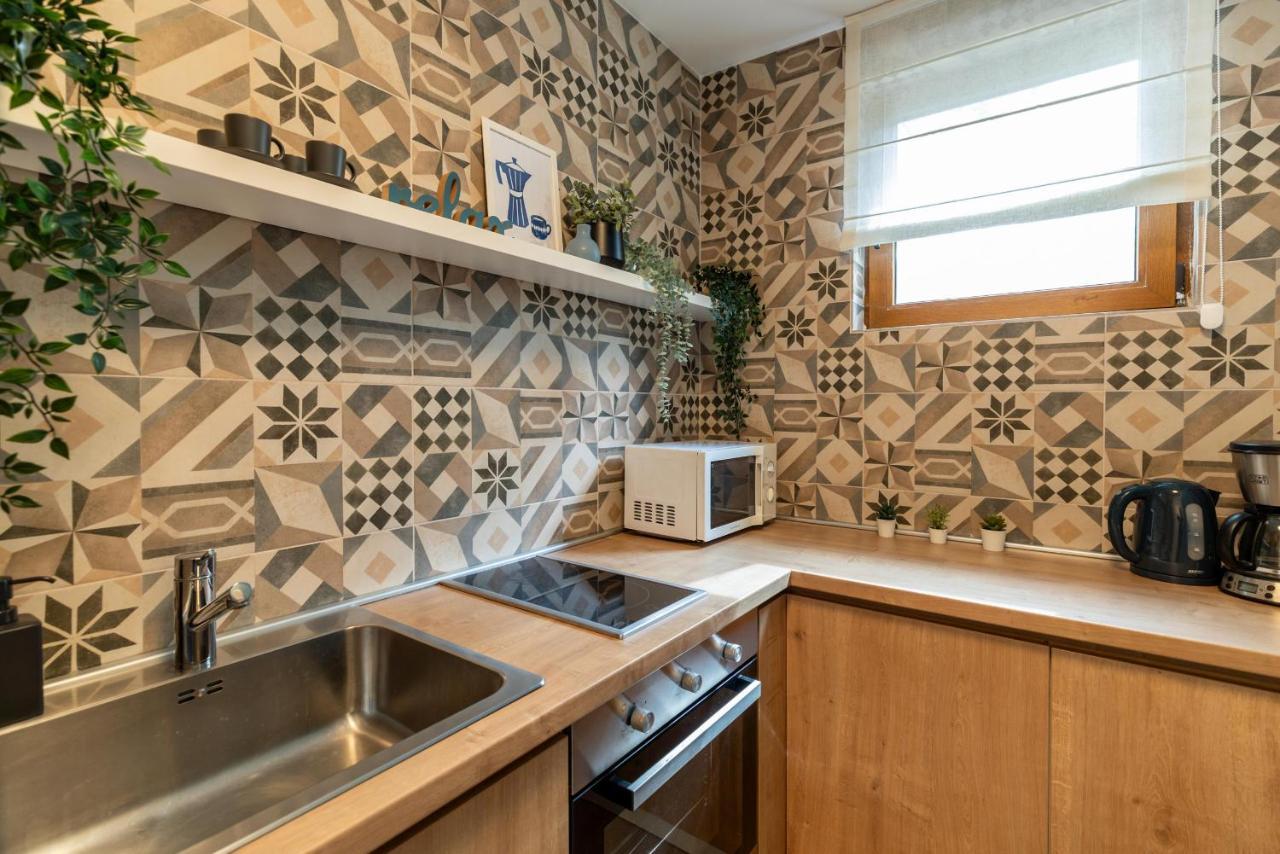 Downtown Retreat: Spacious 2-Br By Unirii Square Bukarest Eksteriør billede