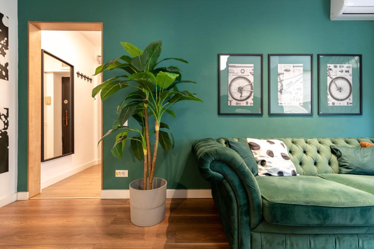 Downtown Retreat: Spacious 2-Br By Unirii Square Bukarest Eksteriør billede