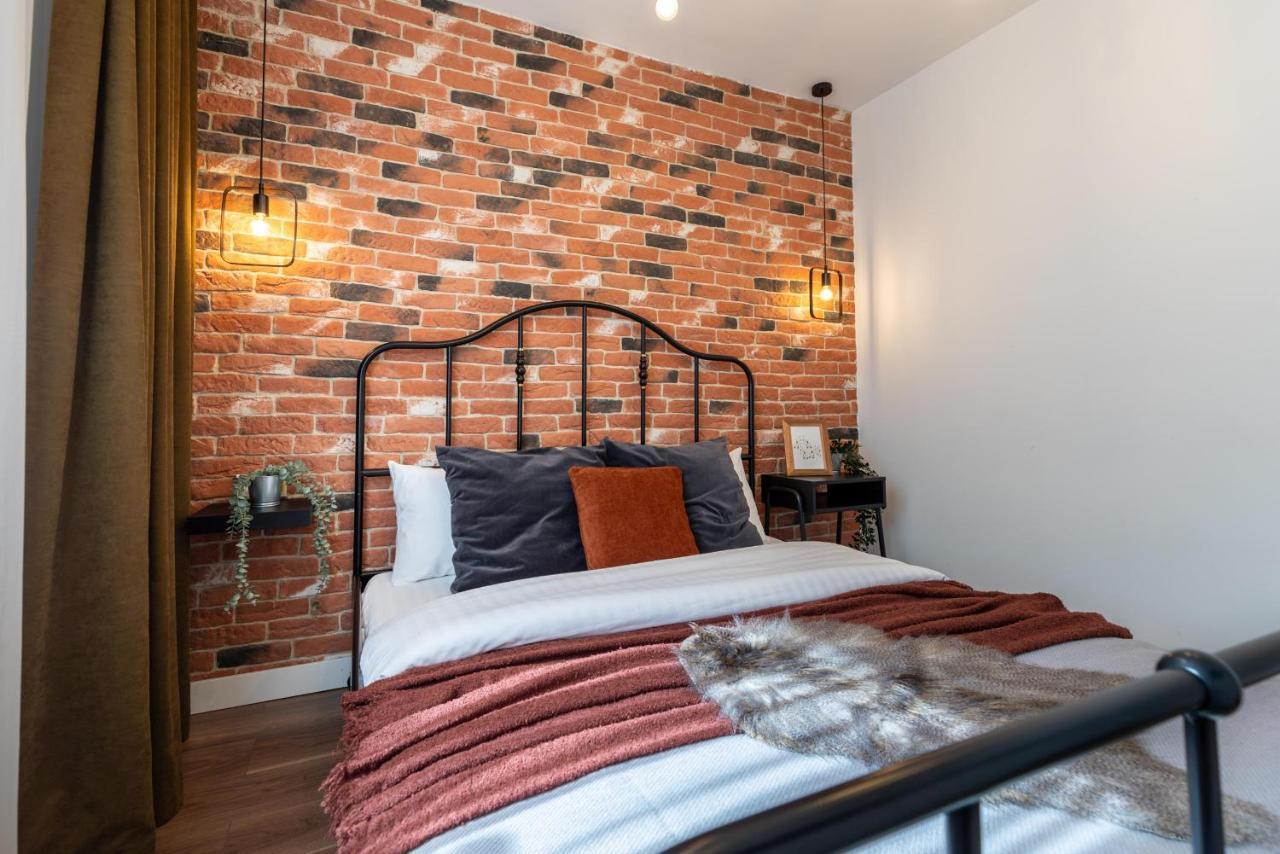Downtown Retreat: Spacious 2-Br By Unirii Square Bukarest Eksteriør billede