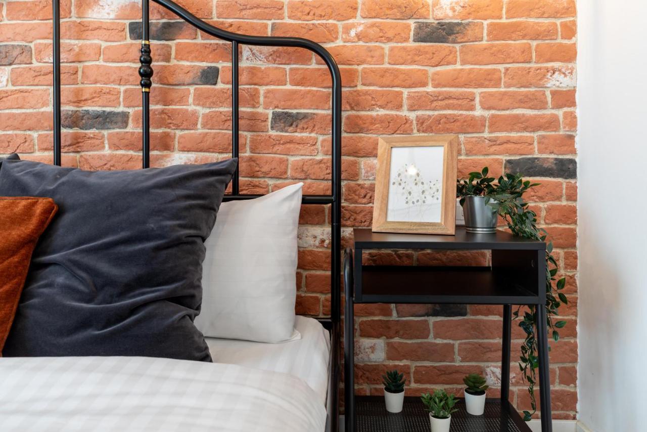 Downtown Retreat: Spacious 2-Br By Unirii Square Bukarest Eksteriør billede