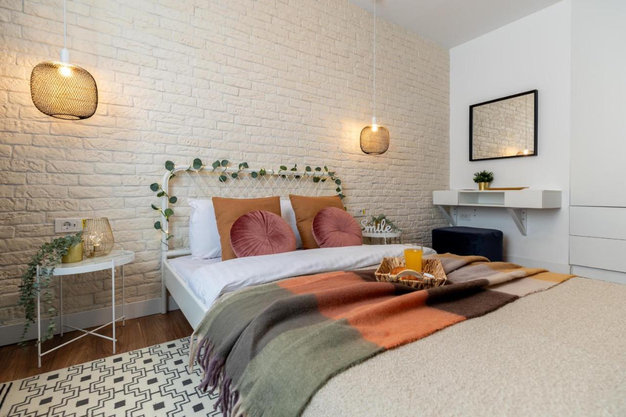 Downtown Retreat: Spacious 2-Br By Unirii Square Bukarest Eksteriør billede
