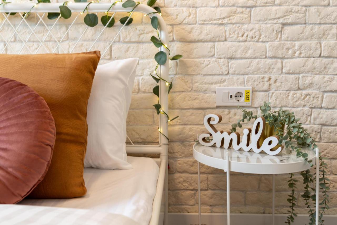 Downtown Retreat: Spacious 2-Br By Unirii Square Bukarest Eksteriør billede