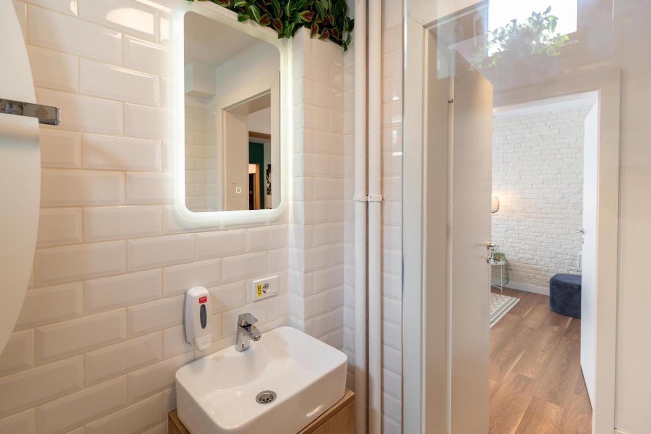 Downtown Retreat: Spacious 2-Br By Unirii Square Bukarest Eksteriør billede