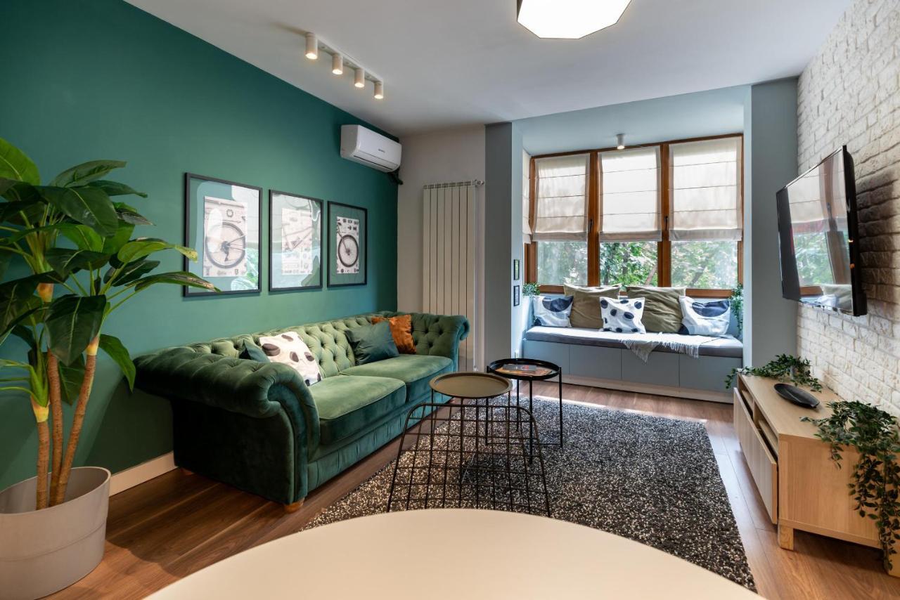 Downtown Retreat: Spacious 2-Br By Unirii Square Bukarest Eksteriør billede