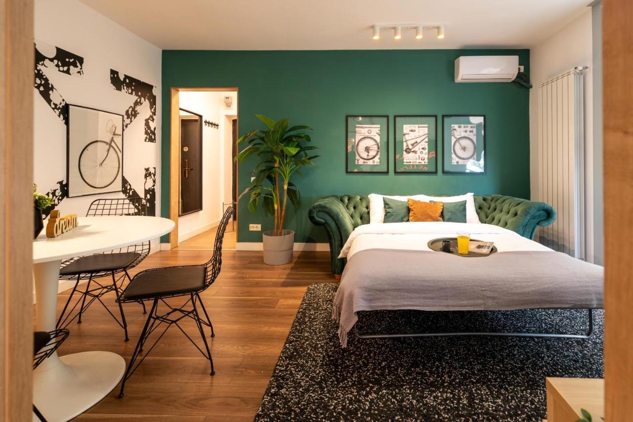 Downtown Retreat: Spacious 2-Br By Unirii Square Bukarest Eksteriør billede