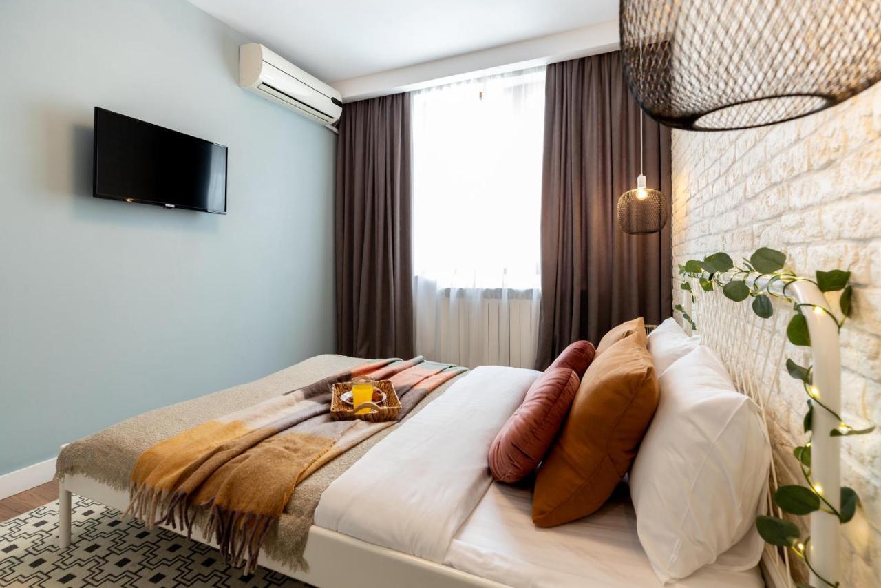 Downtown Retreat: Spacious 2-Br By Unirii Square Bukarest Eksteriør billede