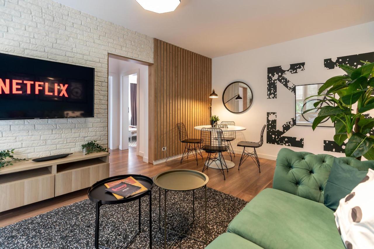 Downtown Retreat: Spacious 2-Br By Unirii Square Bukarest Eksteriør billede