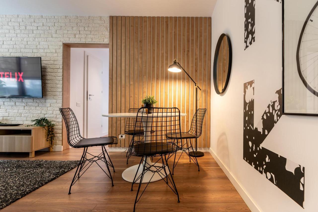 Downtown Retreat: Spacious 2-Br By Unirii Square Bukarest Eksteriør billede