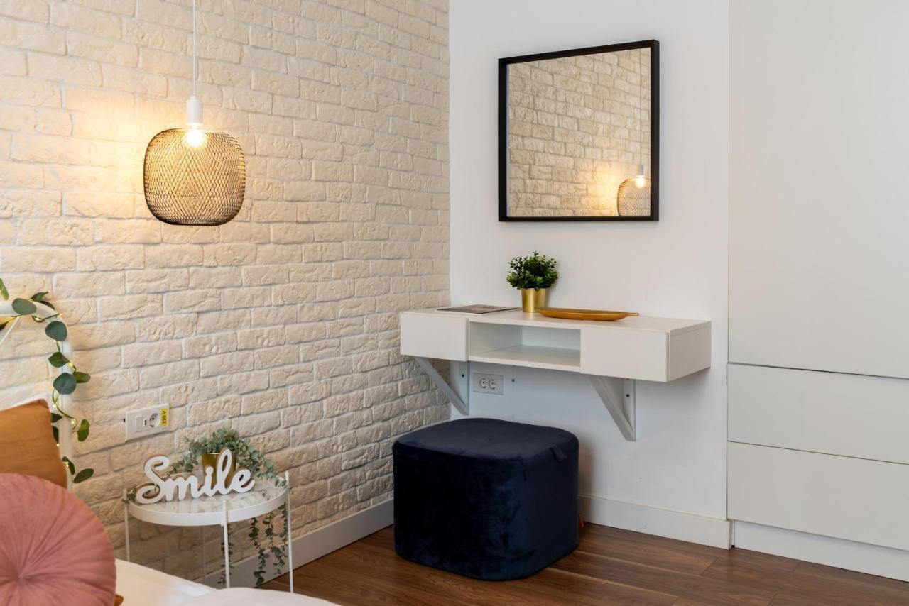 Downtown Retreat: Spacious 2-Br By Unirii Square Bukarest Eksteriør billede