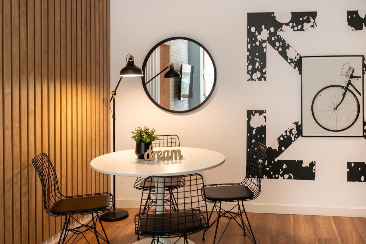 Downtown Retreat: Spacious 2-Br By Unirii Square Bukarest Eksteriør billede