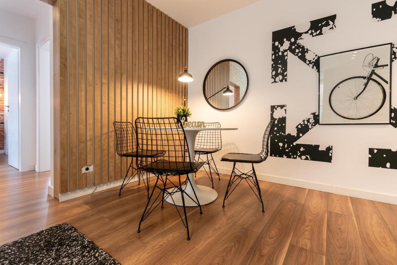 Downtown Retreat: Spacious 2-Br By Unirii Square Bukarest Eksteriør billede
