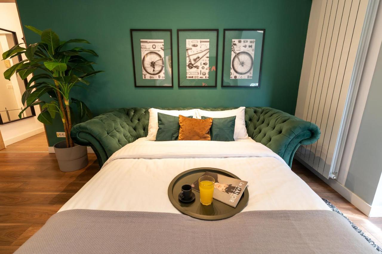Downtown Retreat: Spacious 2-Br By Unirii Square Bukarest Eksteriør billede