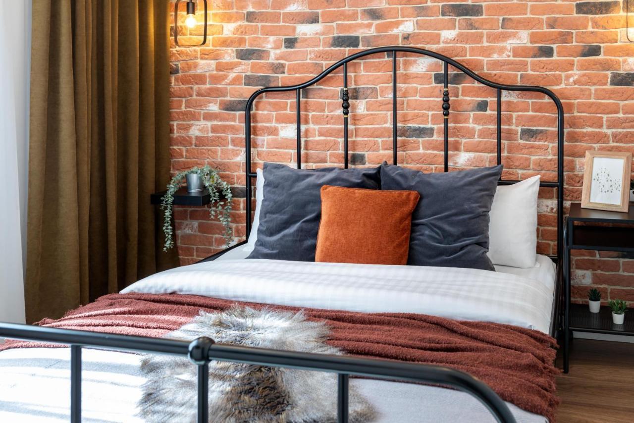 Downtown Retreat: Spacious 2-Br By Unirii Square Bukarest Eksteriør billede