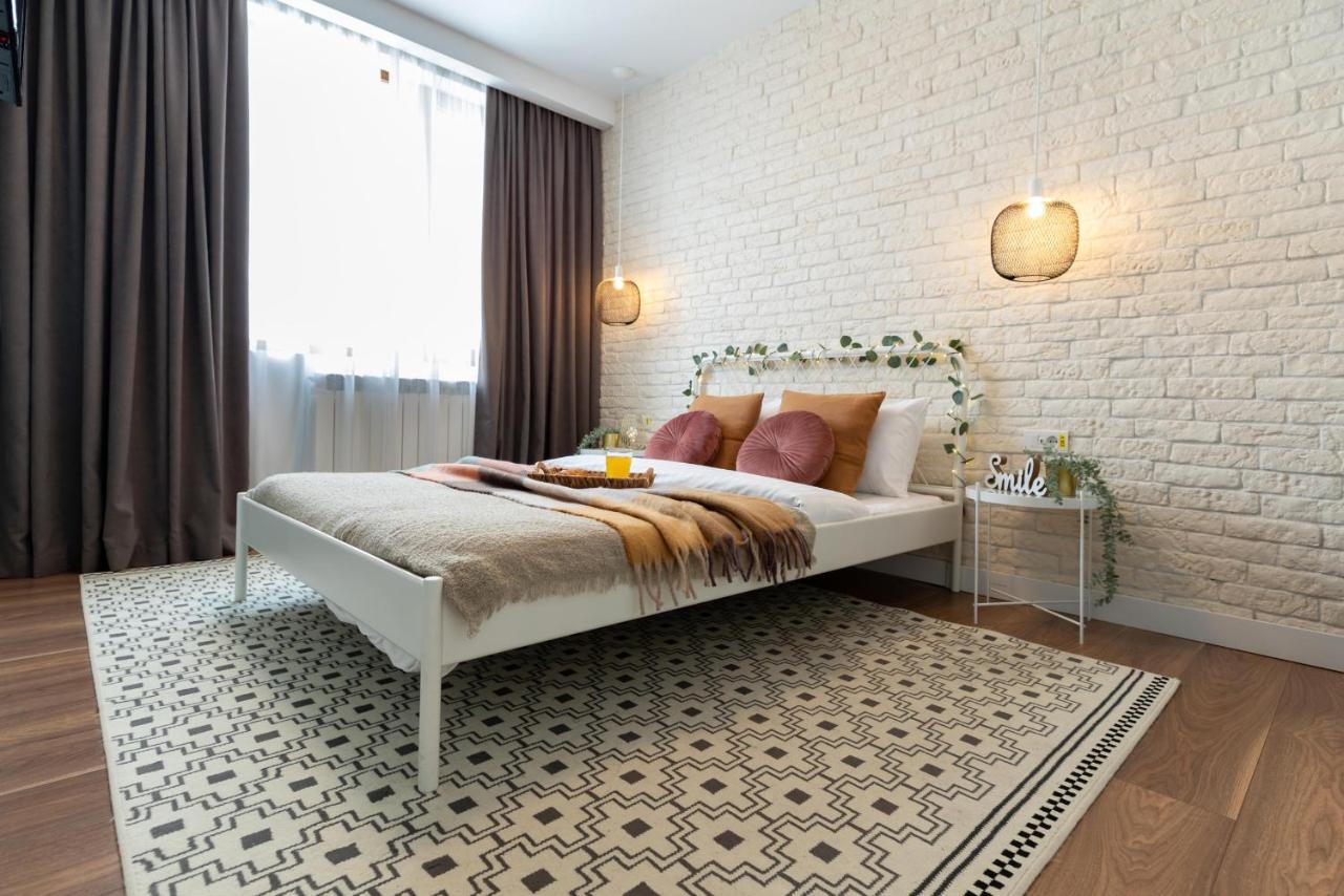 Downtown Retreat: Spacious 2-Br By Unirii Square Bukarest Eksteriør billede