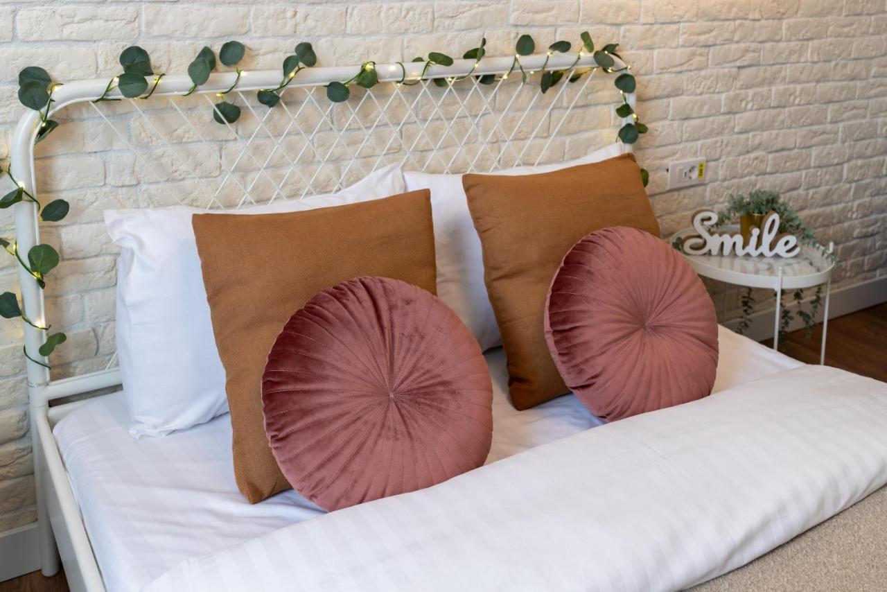 Downtown Retreat: Spacious 2-Br By Unirii Square Bukarest Eksteriør billede
